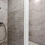 In With Sauna ميدولين